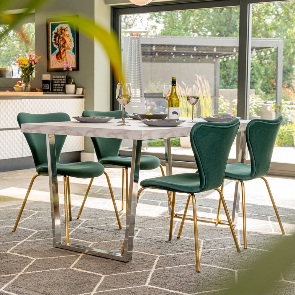 Ensemble table à manger à tréteaux rectangulaire Etta et 4 chaises à dossier en velours à oreilles